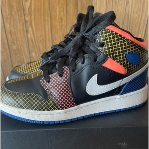 Youth size 5 nike shoes